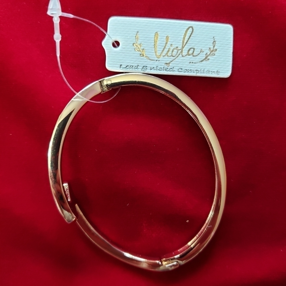 Gold‎ Tone Bracelet
